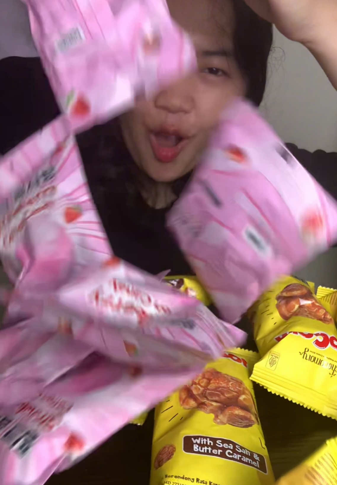 Ngemil di rumah ga pernah bisa tenang, apalagi kalo punya ade 😌 #chocomorypopcorn #chocomorycottoncandy 