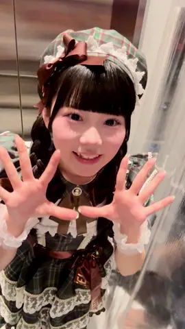 25.9.15 iLiVE! 可愛い衣装でライブ前のチャンスだったのでみにちゃんにモーニングコール動画撮影してもらいました。 パーテーションがあって聞こえなかったのですが最後に「犯罪でーす」と言われてて横転_(┐「ε:)_笑 ちなみにみにちゃんの方が割といつも起きるの遅いと思います。笑 #ilife  #虹羽みに #みにたんみにきて 