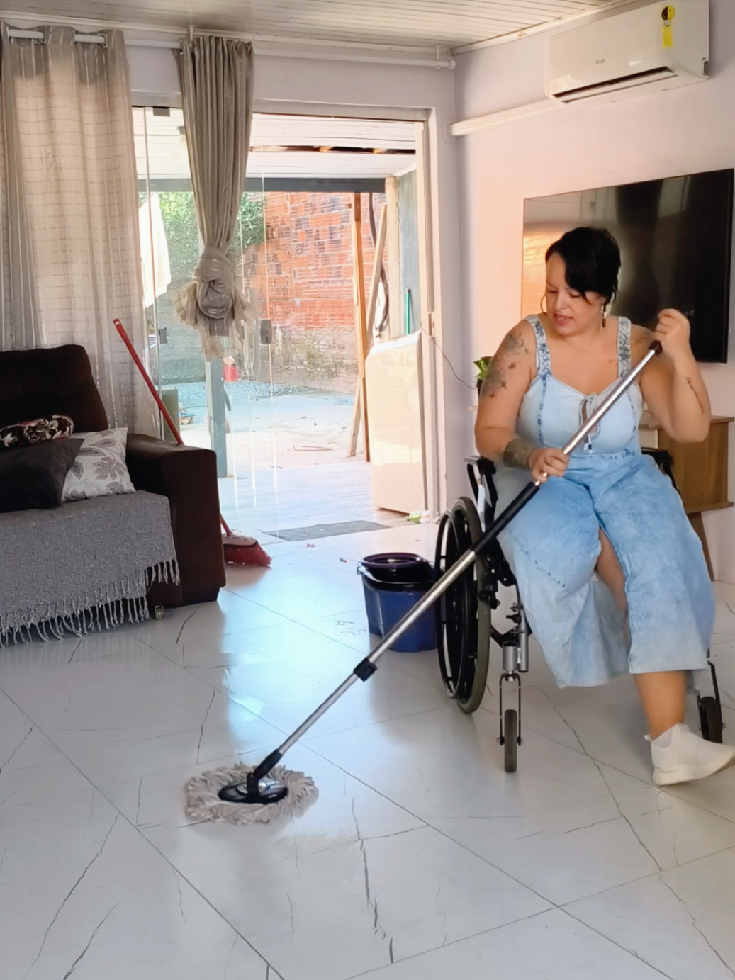 Rotina de uma amputada  fique no vídeo para me ajudar. #gratidao #pcd #osseointegration #rotina 