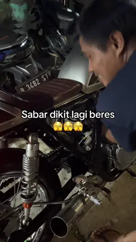 Makin hari makin syahdu ini #caferacer #cb400sf #vtec 