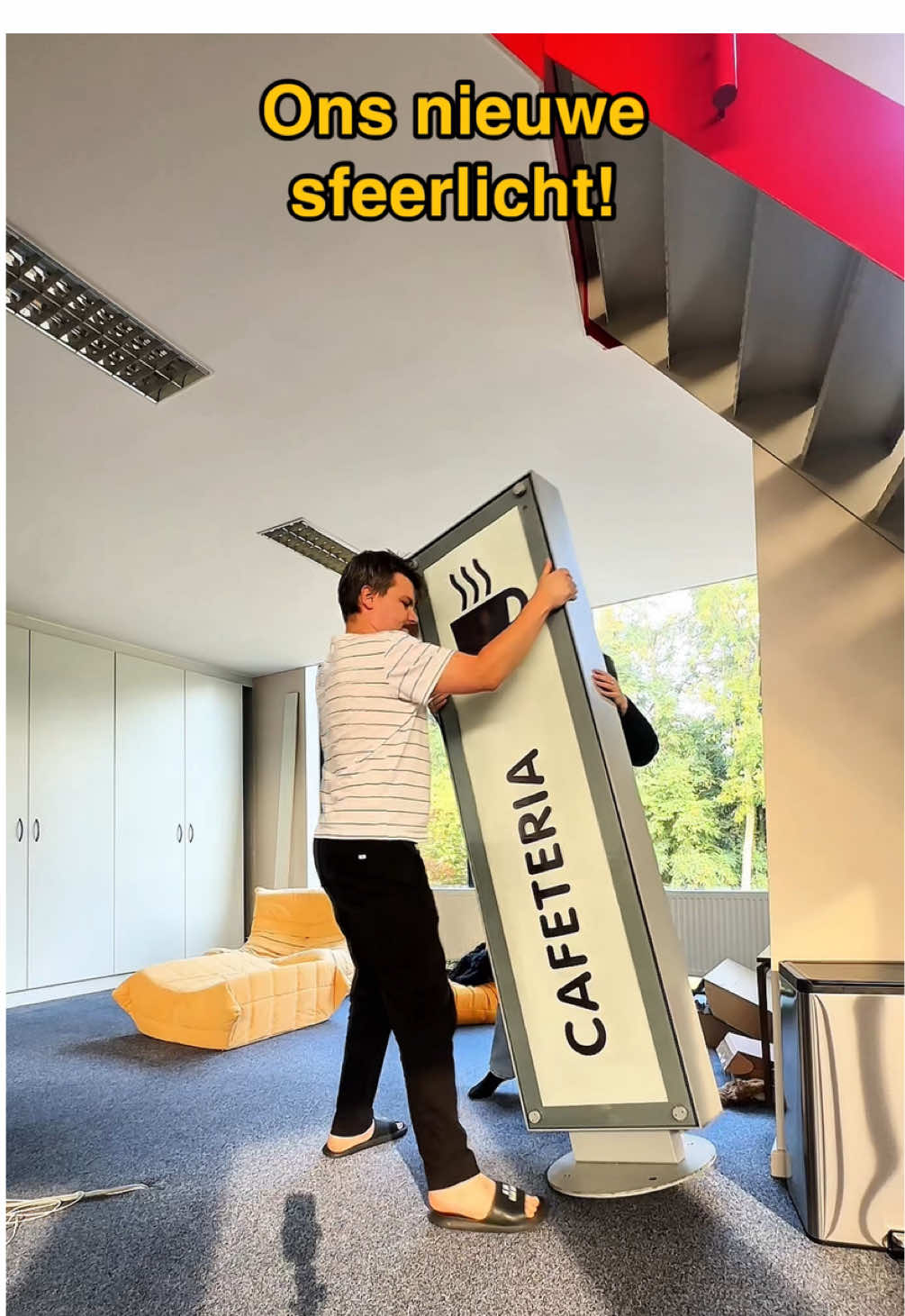 Altijd op zoek naar schatten zoals deze. 🛋️💡 Er zijn heel wat bedrijven die materialen recupereren van oude kantoorgebouwen, en daar vind je soms pareltjes tussen, zoals deze lamp uit de cafetaria van het Berlaymontgebouw van de Europese commissie. 🇪🇺🏰 🥚💡De lamp op het einde van de video is trouwens een @Egglamp gemaakt van échte eieren, ook een van mijn favorieten. #verbouwen #verlichting Volg onze aankomende verbouwing van ons kantoorpand tot een huis hier!
