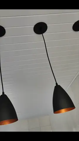 💡✨ Ilumine seu espaço com estilo! O Kit 3 Pendentes Lustre Modelo Bala combina design moderno e elegância para qualquer ambiente. ✅ Acabamento sofisticado preto e cobre ✅ Ideal para sala, cozinha ou escritório ✅ Envio imediato 😍 💬 Comenta “EU QUERO” que envio o link! #lustres #decoracao #iluminacao #pendentes #casadecorada