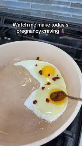 Chili oil breakfast sandwich 😮‍💨🤰🏻#pregnant🤰 #pregnantlife #cravings #cravingsatisfied #pregnancytiktok 