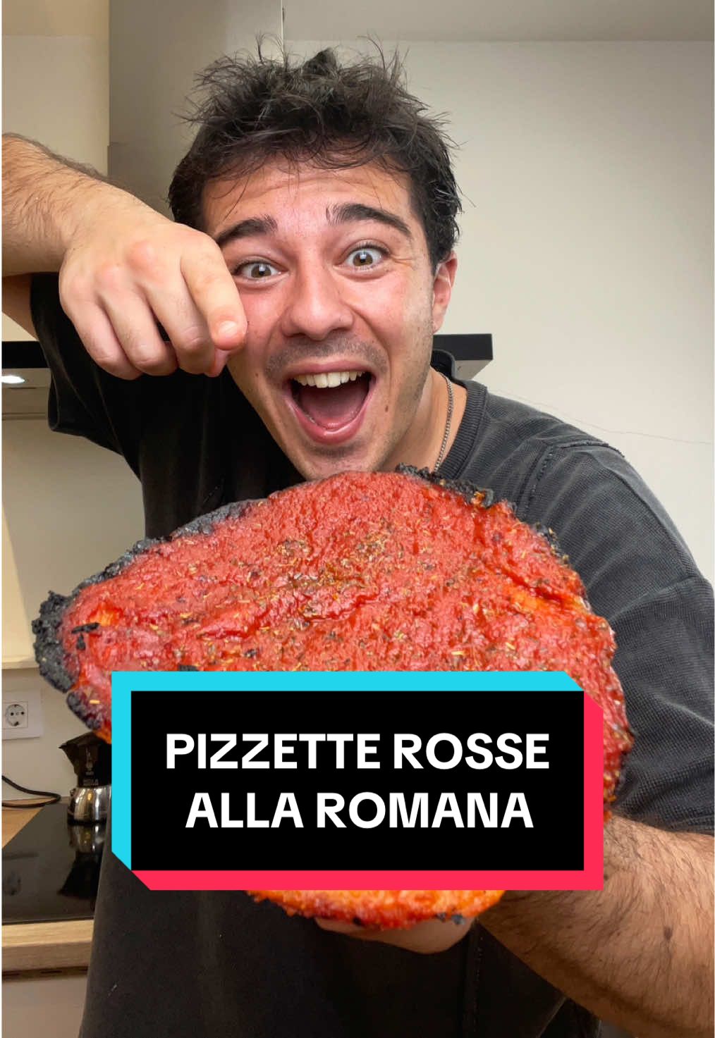 Pizzette rosse tonde alla romana - la merenda preferita di quando andavamo a scuola 🍕 📝 Ingredienti (per circa 20-25 pizzette) ▫️Farina manitoba, 1 kg; ▫️Acqua tiepida, 650 gr; ▫️Sale fino, 25 gr; ▫️Sugo di pomodoro gia cotto, 800 gr; ▫️Origano, q.b.; ▫️Olio extravergine di oliva, q.b.; ▫️Farina di semola o di polenta (per stendere), q.b.; 🧑🏻‍🍳 Procedimento ▫️In una ciotola sciogliere il sale nell'acqua. Aggiungere poi la farina di colpo e impastare il tutto  fino ad ottenere un impasto omogeneo. ▫️Coprire con un canovaccio e far riposare a temperatura ambiente per 10 minuti. ▫️Una volta riposato, ricavare dei panetti da 50 gr l'uno circa. Farli riposare per qualche minuto e stenderli con un matterello dandogli una forma tonda, aiutandosi con della farina di semola o di polenta. Disporre quindi le pizzette su una teglia da forno, irrorata in precedenza con abbondante olio extravergine d'oliva. ▫️Condire le pizzette quindi con abbondante salsa di pomodoro ricomprendo tutta la superficie (anche i bordi). ▫️Infornare a 250ºC, forno ventilato, per circa 10 minuti nella parte bassa del forno. 10 minuti sono indicativi, devono diventare leggermente bruciacchiate sotto.  ▫️Successivamente, cospargere di altrettanto pomodoro le pizzette, poi origano (facoltativo) e cuocere quindi per altri 10 minuti, nella parte centrale. ▫️Sfornare e servire calde. #pizza #pomodoro #sugo #scuola #merenda #italia #italiano #cibo #linguedipizza #rossa #lingua #ricette #videoricette #cucinare #cucina #ricette #fattoincasa #pizzeria #forno #roma #cucinaromana #tradizione