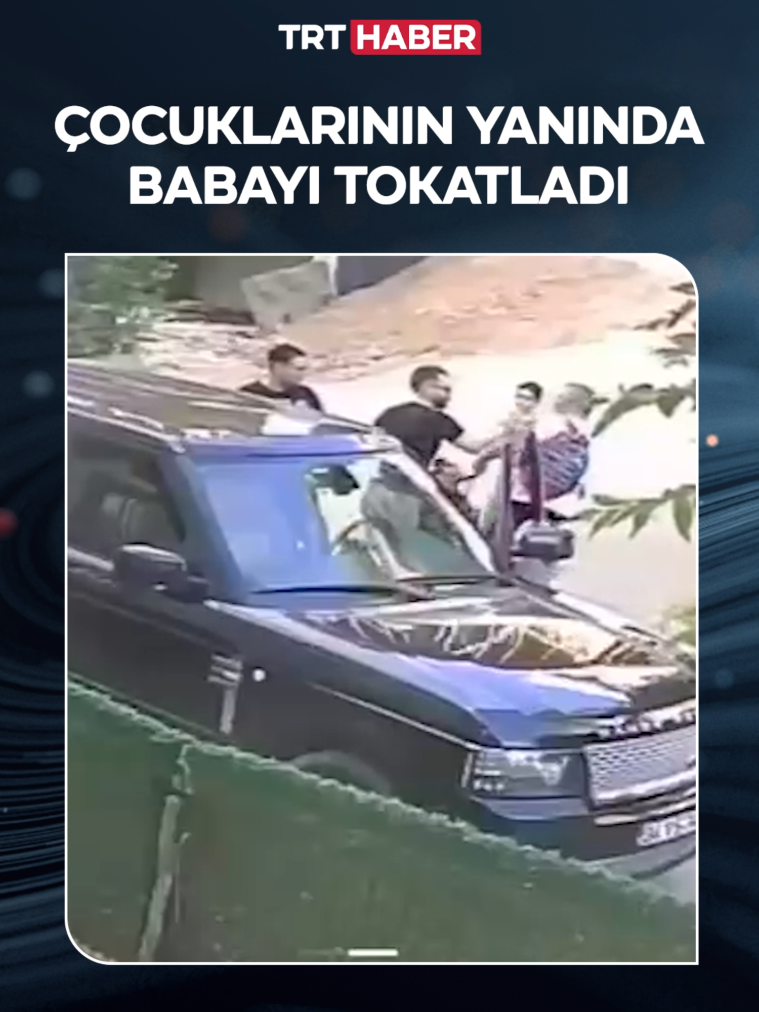 Kocaeli Gebze’de çocuklarını okula götüren baba, dar sokakta aracıyla hızla geçen sürücüye tepki gösterdi. Aracından inip çocuklarının yanında babaya tokat atan sürücü gözaltına alındı, olayla ilgili soruşturma başlatıldı.