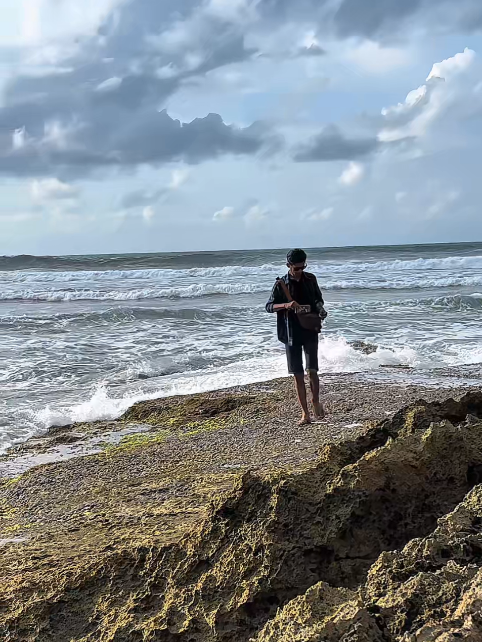 view nya keren banget gelo 🥳  #pantaibatukaras #pantaipangandaran #pantaivibes #jalanjalan 