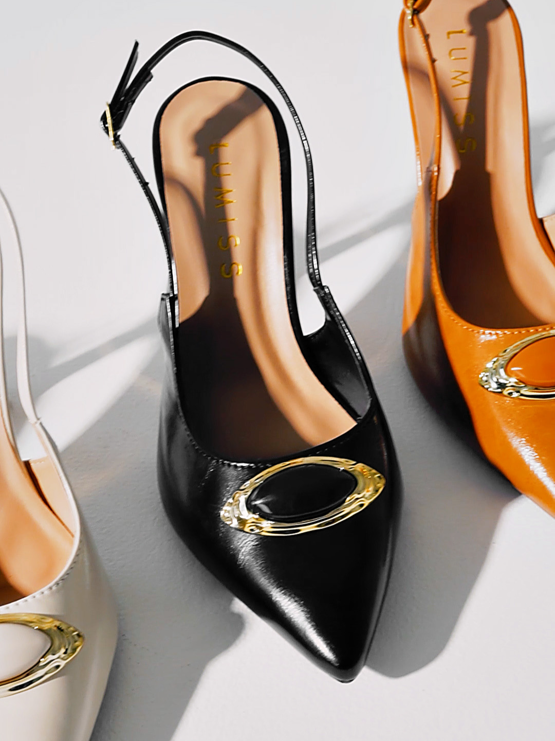 ✨ Sofisticação em cada detalhe ✨ Esse scarpin slingback com bico fino, salto metalizado e adorno dourado é a peça que transforma qualquer look em pura elegância moderna. 💛👠  #LookDoDia #LumissStyle #ScarpinPerfeito #ModaFeminina #TrendAlert #EleganciaSempre #modafeminina #lookdodia #fashionbrasil #style #inspo #instafashion #trend #modabrasileira #fashionistabr #lojaonline #tendencia #sapatofashion