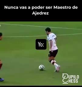 Muchas veces me escriben: “Maestro, ya tengo más de 40 años… ¿cree que todavía puedo llegar a ser Maestro de ajedrez si entreno con determinación?”. La mayoría respondería que no… Pero yo siempre digo lo mismo: ¡Claro que sí, pupilo! 💪♟️ Con fe y fuerza, ¿quién dijo miedo? ¿Quién soy yo para poner límites a lo que otra persona puede lograr en su vida? La esperanza es lo último que se pierde. Y cuando trabajamos con esa esperanza viva, encontramos la motivación para seguir luchando. Así que, si tu sueño es ser Maestro de ajedrez y tienes la fe y la fuerza para perseguirlo… No me importa tu edad, cuenta conmigo, cuenta con Pupilo. 🙌 #pupilochess 