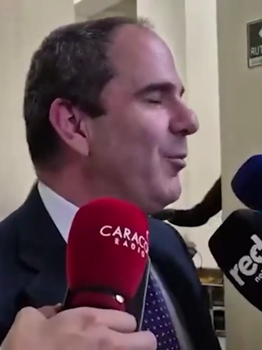 🗳️ ¿URIBE VUELVE AL RUEDO ELECTORAL? El expresidente @AlvaroUribeVel sería candidato al @SenadoGovCo @CeDemocratico, lo que marcaría su regreso directo a la política electoral. Sin embargo, su aspiración está en suspenso, pues todo dependerá del fallo en segunda instancia del @TSB_Bogota, que deberá resolver si ratifica o no su condena. En medio de un ambiente polarizado y con la derecha buscando recomponerse de cara al 2026, el regreso de Uribe podría reconfigurar el tablero político nacional. 🎙️ #ElViajeDeLaDemocracia | Segunda Temporada 📍 Conducen: @jcvelasquez67 | @puntodevistardb Actualidad política, periodismo y análisis Seguirnos en nuestro WhatsApp Channel y Redes Sociales: https://linktr.ee/rubenbenjumea #Colombia #Opinion #ElViajedelaDemocracia #LaSuma #Rubenbenjumea #politica #puntodevistardb #parati