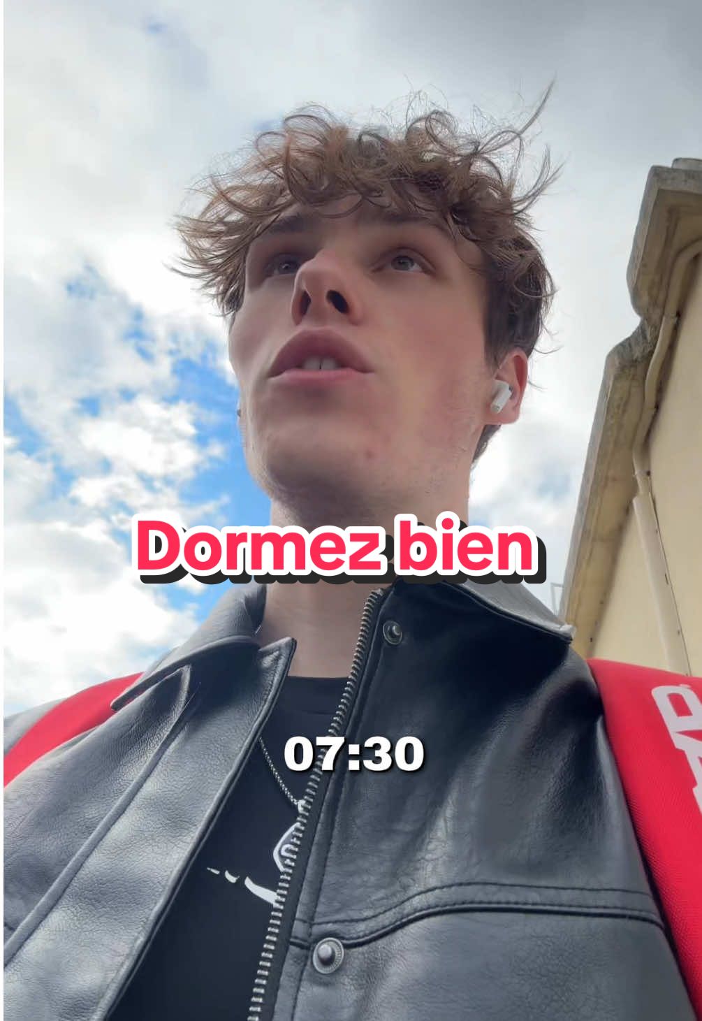 ✨ Prépa = pas de sommeil ? Faux. Ton cerveau est ta meilleure arme, mais sans sommeil, il tourne au ralenti. Dans cette vidéo , je t’explique : 🛌 Pourquoi le sommeil est ton allié en prépa ⏱️ Comment caler ton rythme sur les cycles de 1h30 🌙 Pourquoi se coucher/lever aux bons horaires change tout 💡 L’impact de la lumière bleue (et comment s’en protéger) Si tu veux optimiser ta mémoire, ta concentration et tes perfs, commence par optimiser ton sommeil. 🔑 👉 Dis-moi en commentaire : tu dors combien d’heures par nuit en ce moment  #prepa #sommeil #conseil #organisation #etudiant 
