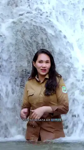 Hari ini vibes-nya komplit banget☀️ Pagi jumpa ama bestie baru si dugong, siang ikut pasar murah dan liat langsung rumah layak huni di Subaim - Haltim... dan sore ditutup healing tipis-tipis di Air Terjun Tiga Bidadari💧✨ Bener-bener hidden gem Halmahera Timur! Airnya jernih, view-nya aesthetic, dan suasananya... 100% worth it buat dikunjungi 🌿 💬