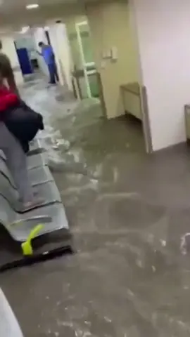 ⛈🏥 🇲🇽Agua por todas partes: un hospital del estado de México se ve afectado por tormentas intensas Se trata del Hospital 53 del Instituto Mexicano de Seguro Social (IMSS) en Los Reyes, La Paz. Internautas han publicado videos impactantes en las redes sociales. Varias zonas cercanas de la Ciudad de México sufrieron inundaciones por las fuertes lluvias. Las autoridades locales emitieron alerta roja en la alcaldía de Iztapalapa, debido a la intensidad de las precipitaciones, mientras que en otras demarcaciones se activaron las alertas naranja y amarilla. Síguenos en PSExpress #noticias #inundaciones #lluviasfuertes #cdmx 