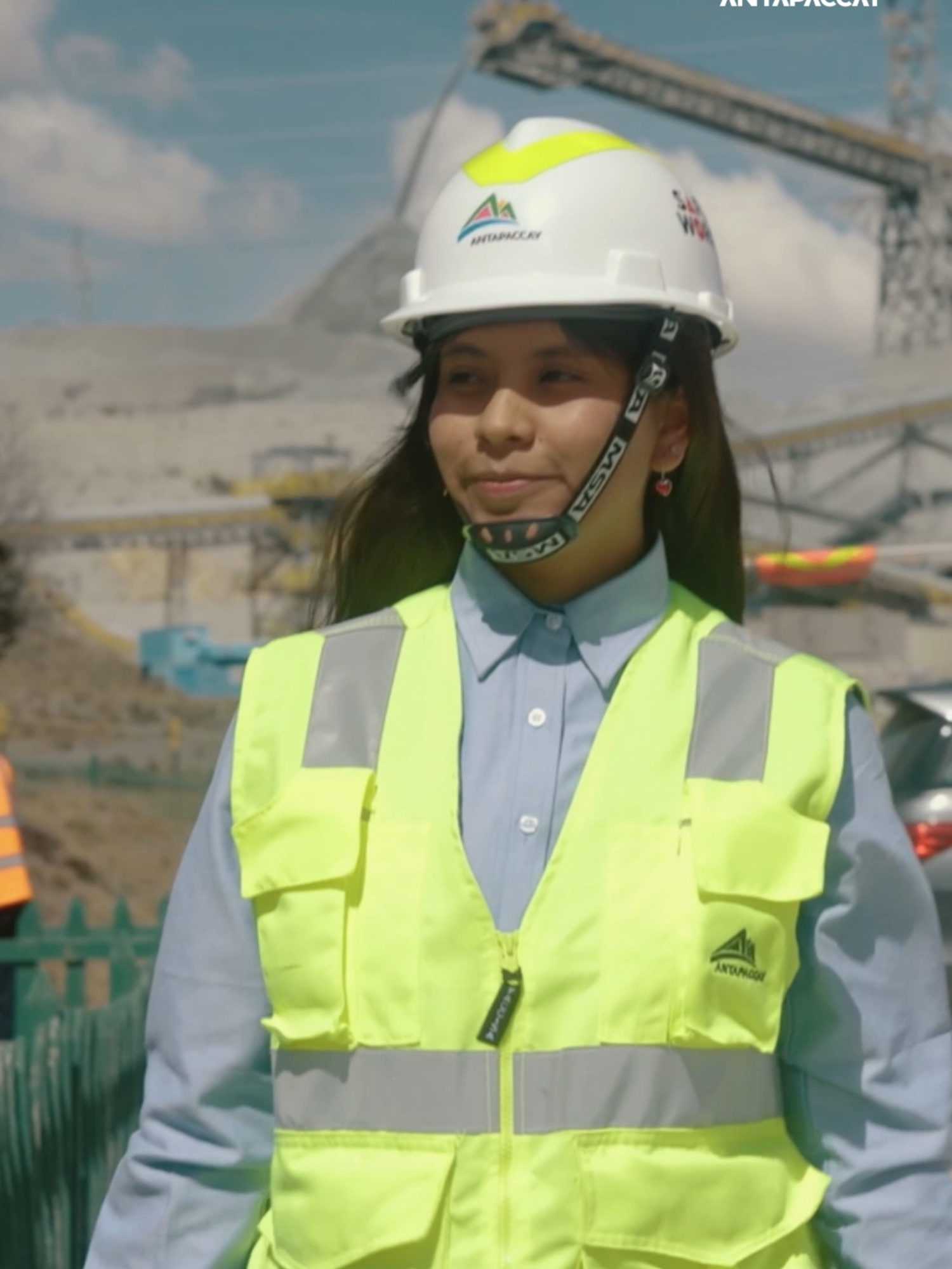 En este episodio de Embajadores Antapaccay conoceremos a Mariluz Carlos, quien forma parte de nuestra Gerencia de Mantenimiento Mecánico dentro del programa de Graduados 2025. Nos comparte cómo Antapaccay representa una gran oportunidad para desarrollarse, apostando por el talento de los jóvenes. Con mucho orgullo nos cuenta que su logro se lo quiere dedicar a su familia y reafirma que en Antapaccay fomentamos el crecimiento y las oportunidades para nuestros trabajadores. #EmbajadoresAntapaccay #OrgulloEspinar #MineríaQueTransforma #Antapaccay