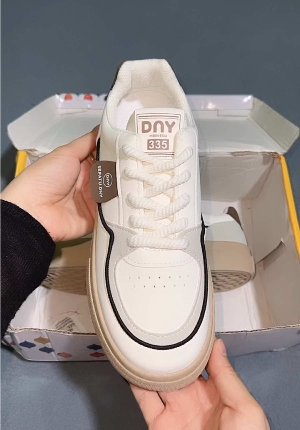 Sneakers wanita cantik banget 🤏🏻😍 #dny #sepatuwanita #sepatuimport #sepatucasual #sneakers 