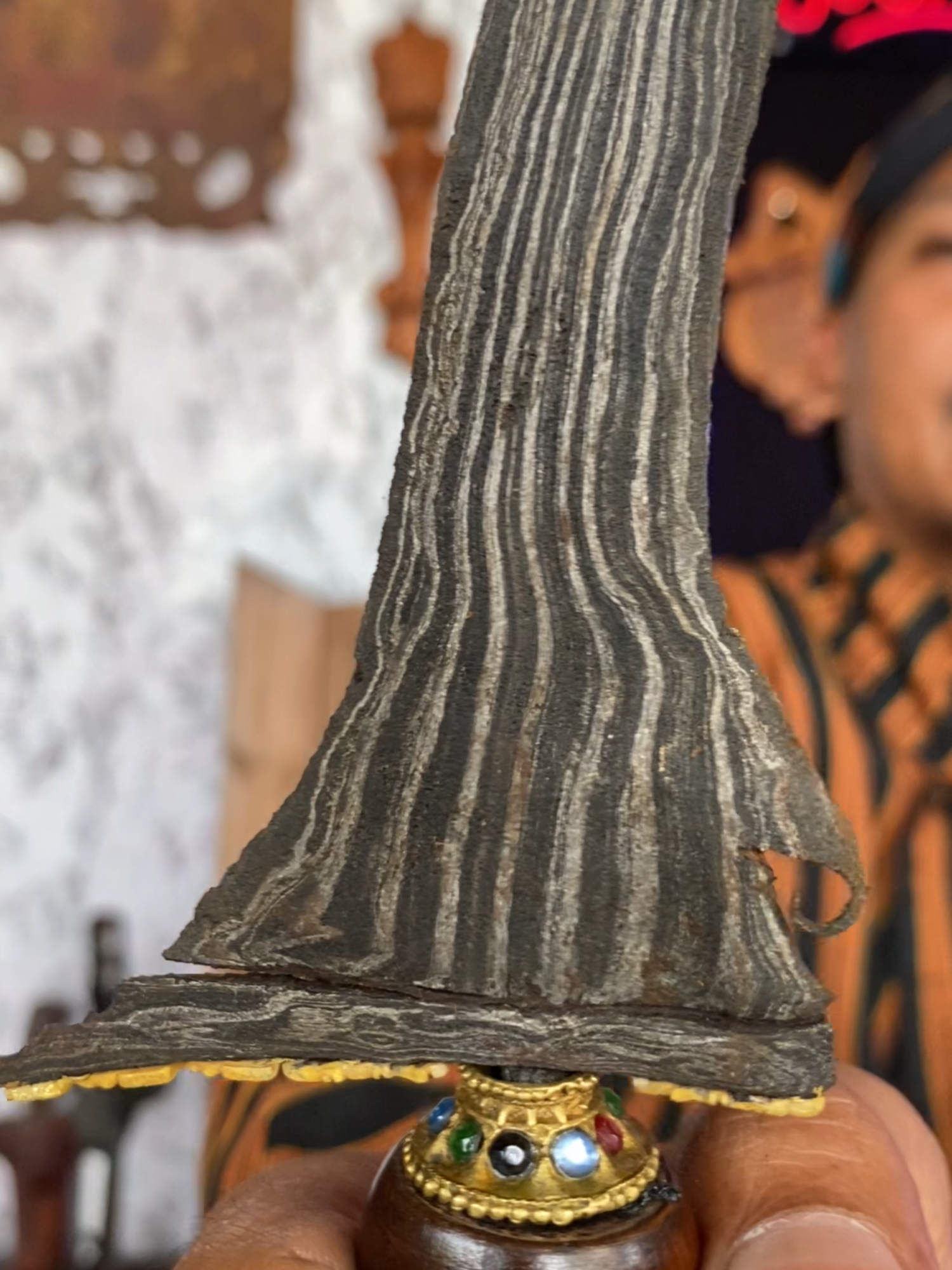 Keris dhapur Carangsoka kinatah emas pamor Pitrang Banyu Mili... Koleksi Warung Antik... #warungantik #keris #kerispusaka #pusakaindonesia #budaya #budayajawa #kerispusakaindonesia #kerisnusantara #kerismataram #kerisantik #keristuban #kerisraksasa #budayaindonesia #ethnic #pusaka #pusakanusantara #history #etnik #kuno #antik #majapahit #sriwijaya #medang #kerajaanmedang #medangkamulan #bethok #kadga