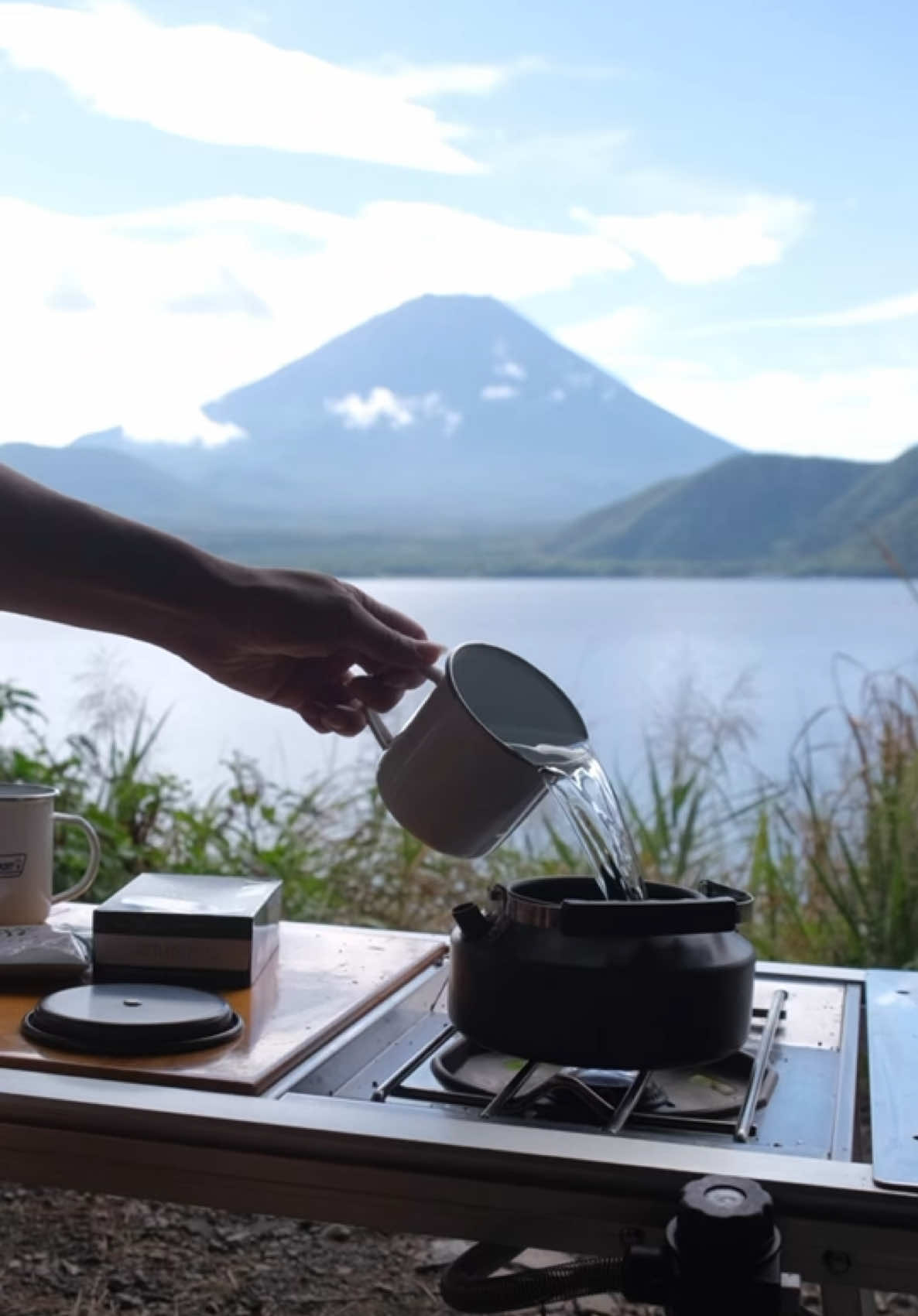 slow mornings at camp ☕️🥐🍵 #mtfuji #japan #camping #japancamping #vanlife 