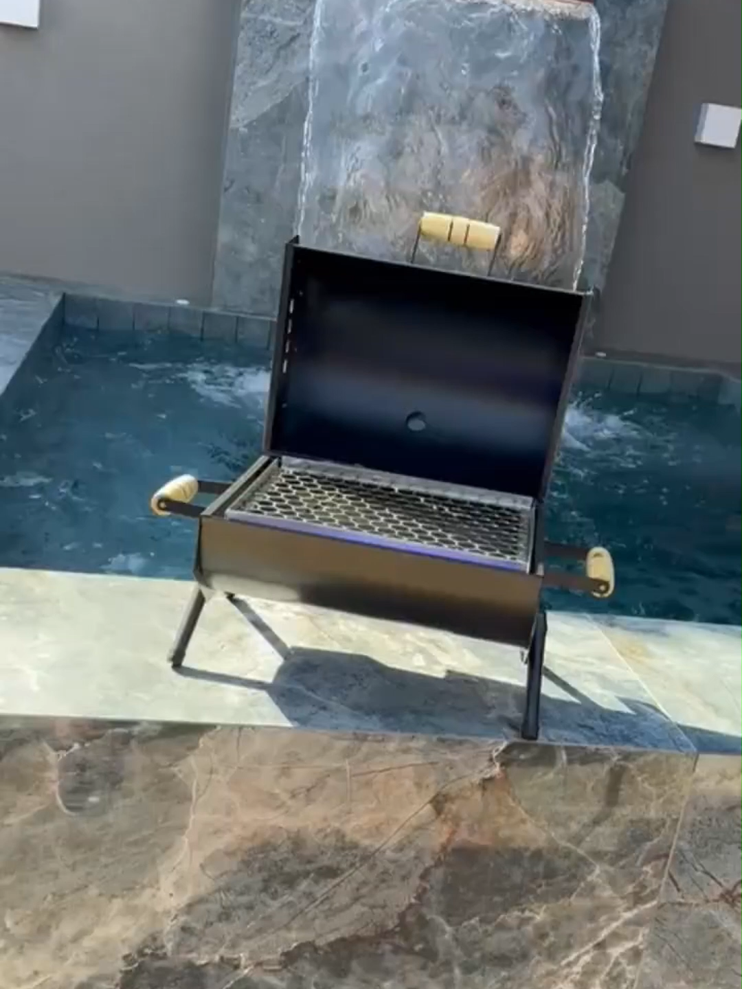 Churrasqueira Mini Bafo 2 em 1 Bafinho a Carvão Com pés ou De Bancada Ver produto no perfil @axadinhosrg no Instagram A churrasqueira ideal para quem procura praticidade ao fazer um bom churrasco. Pequena e versátil, essa churrasqueira será sua aliada na hora de fazer um pequeno churrasco ou uma carne no bafo com os amigos e família e até mesmo em viagens, acampamentos, pescarias, etc. ESPECIFICAÇÕES: - Modelo: Mini bafo - Material: Aço BENEFÍCIOS: - Grelha com acabamento - Fácil de transportar - Economia de carvão - Durável - Furos laterais para entrada de ar MEDIDAS: - Altura: 87 cm com os pés - Largura: 25 cm - Comprimento: 33 cm ( com as alças 48cm) *GRELHA* - Largura: 30 cm - Comprimento: 23,5 cm INDICAÇÃO DE USO: - Pequenos churrascos - Carnes no bafo - Churrascos em pescarias, camping, parques, praias, clubes, atividades ao ar livre, etc. RECOMENDAÇÕES DO FABRICANTE: - Efetuar uma primeira queima somente com carvão para o Material da churrasqueira se adequar a temperatura. - Não usar água para apagar as chamas do carvão, nem com a churrasqueira quente, pois pode ocorrer um choque térmico na chapa de aço causando oxidação, o que diminui a vida útil do equipamento. ITENS INCLUSOS: (varia de acordo com o modelo escolhido nas opções) - Churrasqueira Mini Bafo - Grelha - 4 pés (somente no modelo 