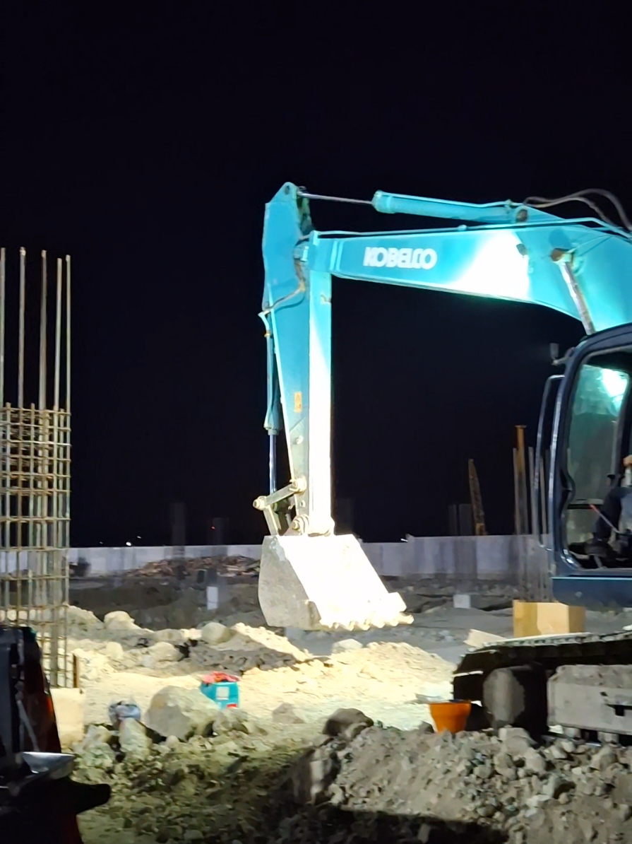 Senam malam...😄😄🩵🩵 #kobelco_sk200 #kobelcoexcavator #ngawi24jam #fypシ #masukberandafyp 