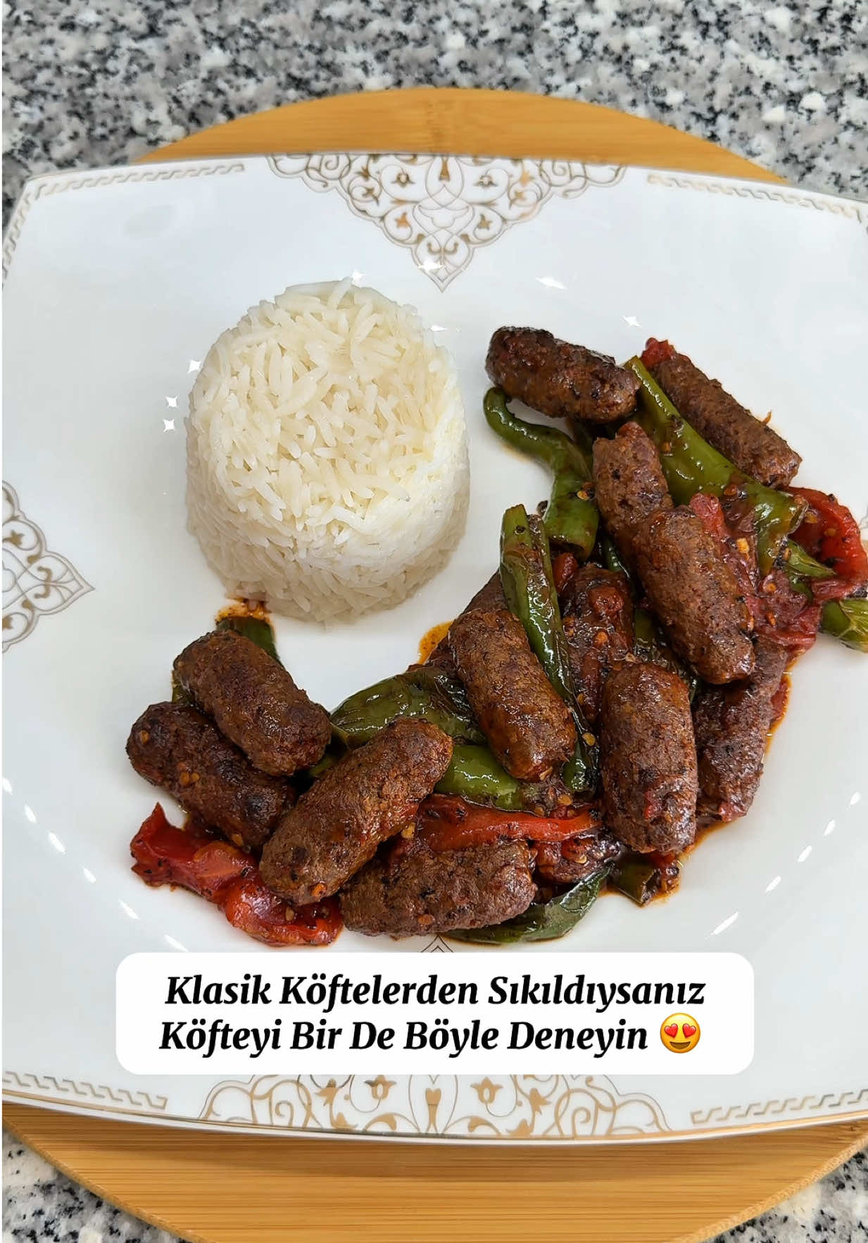 Görünen markalarla iş birliğim yoktur, reklam yazmam zorunlu.  Merhabalar ❤️ Destekleriniz videolarımın devamı için çok kıymetli, akışa düşmem için izlerken beğenilerinizi esirgemeyin lütfen 🫶🏻  Klasik köftelerden sıkılanlara şahane bir öneriyle geldim, mutlaka kaydedip deneyin 😋 Hiç uzatmadan hemen tarife geçiyorum 👇🏻 •Yarım kilo dana kıyma (kuzu da olur) •1 kuru soğan rendesi •2 yemek kaşığı galeta unu •1 tatlı kaşığı kekik •1 çay kaşığı kimyon •1 çay kaşığı karabiber •1 çay kaşığı köri (aşırı güzel tat veriyor, eklemenizi şiddetle tavsiye ederim) •1 tatlı kaşığı kırmızı toz biber (acı veya tatlı fark etmez)  •1 tatlı kaşığı pul biber •Tuz Ekstra malzemeler; •Zeytinyağı (ya da herhangi bir sıvı yağ) •Yeşil biber •Domates Ekstra malzemeler hariç tüm malzemeleri iyice karıştırıp yoğuralım, videodaki gibi şekil verip en az yarım saat buzdolabında dinlendirelim. Dinlenen köfteleri, zeytinyağı (ya da herhangi bir sıvı yağ) eklediğimiz kızdırılmış tavada iyice pişirelim. Pişen köfteleri bir tabağa alalım. Aynı tava içine biberleri alıp birkaç tur kavuralım, kavrulan biberlerin içine yarım ay şeklinde doğranmış domatesleri ilave edelim. Domates ve biber kavrulunca köfteyi ekleyip birkaç tur karıştıralım. İyice özleşince sıcak socak servis edelim. Yanına her çeşit pilav çok yakışıyor. 😍 Deneyecek olanlara afiyet olsun, başka videolarda görüşmek üzere 👋🏻 . . #köfte #köftetarifi #domatesliköfte #biberliköfte #ızgaraköfte 