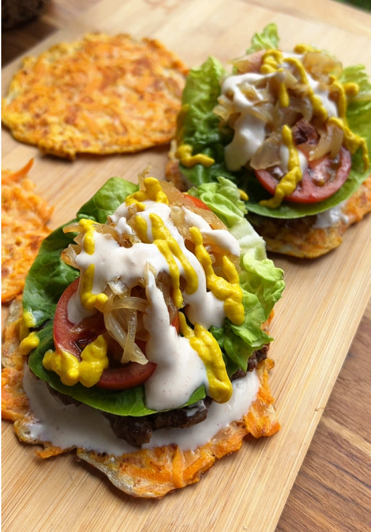 Idea para la cena 👌🏻 Hamburguesa alta en proteínas y sin carbohidratos🍔 Ingredientes para el “pan”: 	•	2 tazas de zanahoria rallada 	•	2 huevos 	•	1 taza de queso rallado 	•	Sal al gusto Para la carne y acompañantes: 	•	1 carne de hamburguesa sazonada 	•	1 pedazo de queso (amarillo o mozzarella) 	•	Lechuga y tomate fresco 	•	Cebolla en julianas (para caramelizar) 	•	Mostaza al gusto Salsa cremosa: 	•	2 cdas de yogur griego 	•	1 cdita de queso crema 	•	Sal, pimienta y picante al gusto 	•	Gotas de zumo de limón 	•	Un poco de agua Preparación: 	1.	Mezcla zanahoria, huevos, queso y sal. Forma tapas en el sartén (1 cda por tapa) y cocina hasta dorar. 	2.	Cocina la carne en el sartén, agrega el queso encima y tapa para que se derrita. 	3.	Para la salsa, mezcla yogur, queso crema, sal, pimienta, picante, limón y agua. 	4.	Carameliza la cebolla en sartén a fuego bajo, tapada, hasta que esté dorada. 	5.	Arma la hamburguesa: tapa de zanahoria, salsa, carne con queso, lechuga, tomate, cebolla caramelizada, más salsa y mostaza. Y listo 🤩 Una hamburguesa deliciosa, llena de proteína y perfecta para cenar sin culpas. #Receta #cena #hamburguesa #saludable #perdidadepeso 