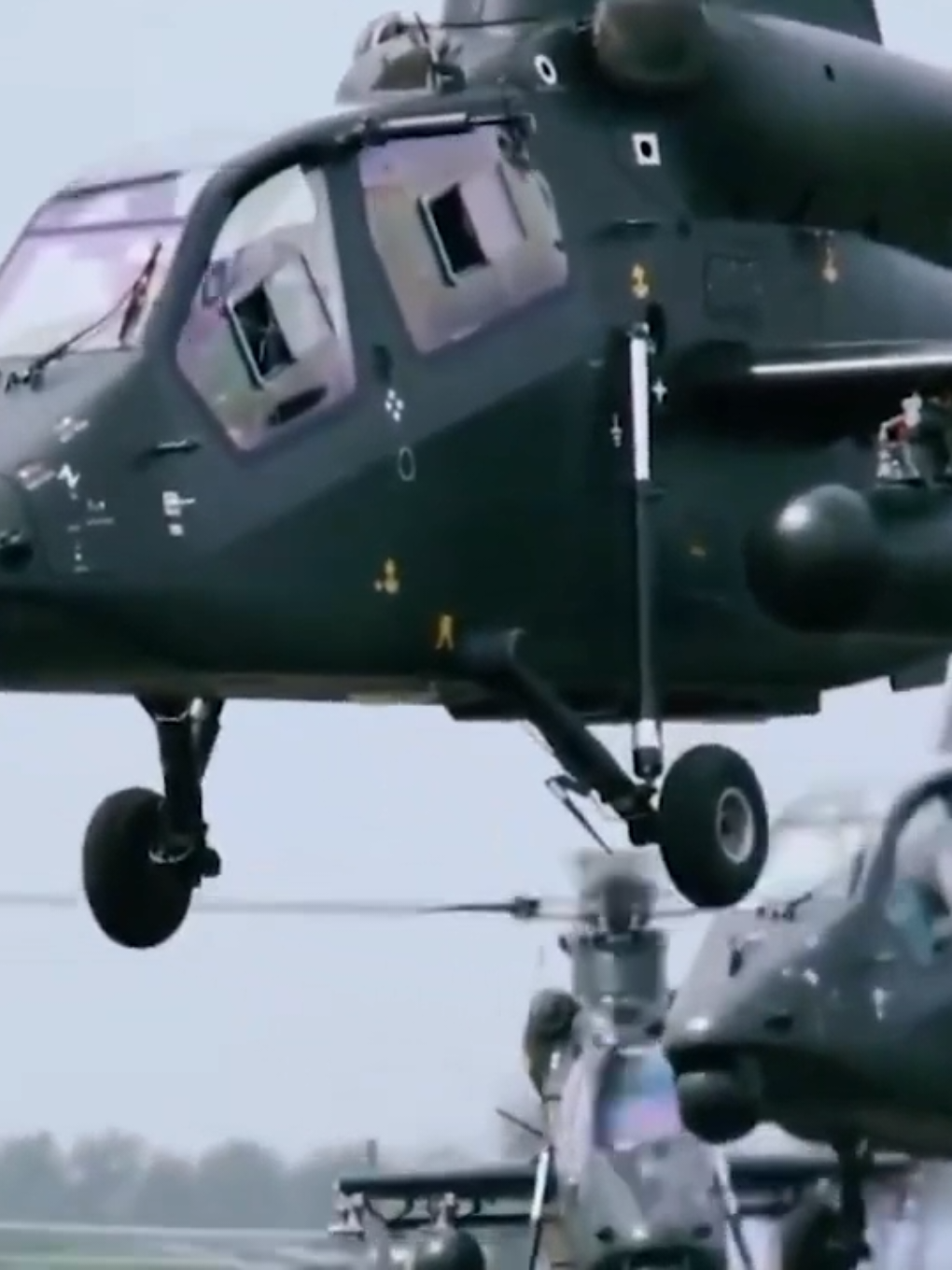 🚁🔥 “Z-19, o helicóptero de ataque chinês em ação — ágil, moderno e projetado para missões de reconhecimento e combate.” #Militar #Helicoptero #ForçasArmadas #MilitaryPower #China 