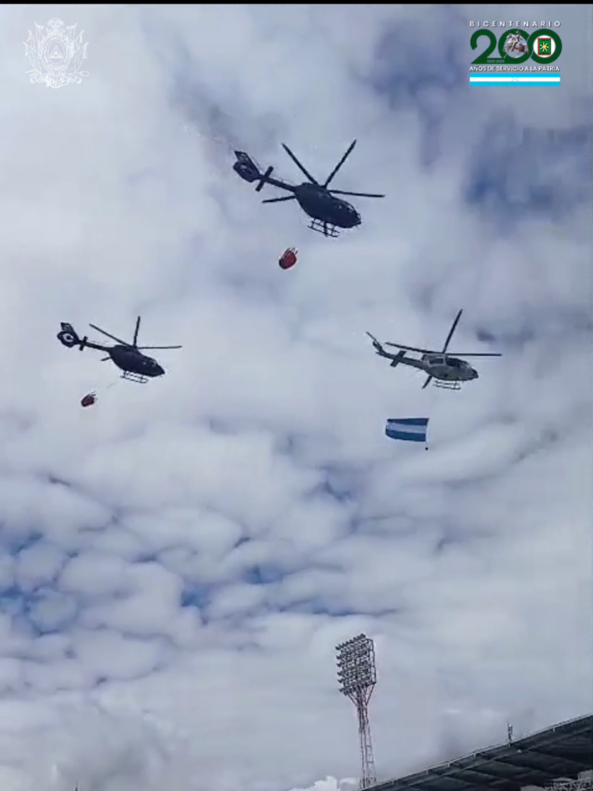 #ConLaPatriaEnEl❤️🇭🇳 || Arribaron al Estadio Nacional Chelato Uclés las aeronaves que trasladaron a nuestro equipo élite de paracaidistas, quienes se preparan para brindar un espectáculo único en conmemoración de los 204 años de independencia patria. ✈️🇭🇳 Este despliegue de valor, disciplina y destreza es un homenaje al pueblo hondureño, que celebra con orgullo la libertad y soberanía heredada de nuestros próceres. #FuerzasArmadasHN #204RazonesParaCelebrar