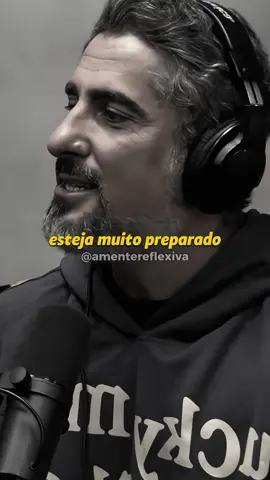 “A porta só se abre uma vez e você precisa entrar com os dois pés para que ela nunca mais feche.” - Marcos Mion Eu sei que a vida não dá aviso prévio. Quando a oportunidade aparece, ela não vem com manual de instruções nem com garantia de segunda chance. É um instante único, que pode mudar tudo, e justamente por isso exige de você uma preparação que vai além da técnica: pede disciplina, coragem e presença. A porta não se abre para quem apenas deseja, ela se abre para quem se dedicou em silêncio, suportou noites difíceis e continuou de pé mesmo quando tudo parecia contra. E quando esse momento chegar, não entre tímido, não entre com dúvidas — entre inteiro, com os dois pés firmes e a alma decidida a não deixar essa porta se fechar nunca mais. Porque o mundo não recompensa a hesitação, ele recompensa a entrega total. É sobre se comprometer com o que você sempre sonhou e transformar aquela chance em um ponto sem volta, onde não existe mais a possibilidade de recuar, apenas a certeza de avançar. 🎥: @marcosmion  #coragem #dedicação #oportunidades #reflexão