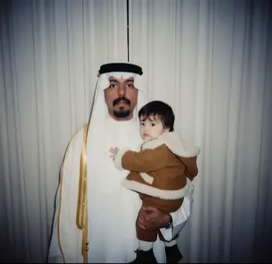 الشاعر فهد المساعد لقى له صورة وهو صغير وقعد يحاكي نفسه وهو يطالع صورته وكتب قصيدته المشهورة ، وأنا سايرت القصيدة وحطيت  صورة شايل نفسي وأنا صغير وبينهم 28 سنة يالله حسن الخاتمة : ‏ أمس ضقت ورحت أقلب ذكرياتي .. وانتهيت ‏عند صورة طفل صوته مثل صوتي لا انجرحت ‏وش مثل لا والله إلا هذا أنا يوم ابتديت ‏أنطق حروف تلعثم في لساني لا انمدحت ‏هذا أنا يوم الحياة فنظرتي عشرين بيت ‏ومسجدين ومدرسة من طين كم فيها اصطبحت  ‏هذا أنا وأصبحت اتمتم : هذا انا حتى بغيت ‏ أختنق .. بس القدر عيا على موتي .. وطحت  ‏وصاح صوت الطفل فيني : أنت من وين ارتميت ‏قلت أنا المستقبل اللي فيه كم همت وطمحت  ‏أمس كنت أبيك تكبر .. بس والله لو دريت ‏أني اللي عشت لأجله مت عندك وأسترحت  ‏لو دريت إن الزمان يجر رجلي .. ما عديت ‏ولو دريت إن البحور بلا مواني .. ماسبحت  ‏كان دربك لي طويل .. وكل ماشفتك هويت ‏قلت لك : كبوة جواد .. وما كبيت إلا وجمحت  ‏ليه تسمعني وتمشي ؟! آه ليتك ما مشيت ‏و آه ليتك من كثر عثرات الأيام انتصحت  ‏ضاعت أحلام وظل الحزن فيني واهتديت ‏للطريق اللي يوديني على دمعي ورحت  ‏يالحزن ليتك مثل دمعي وتنزل لا رقيت ‏بس أعرفك لو مسحت الدمع تبقى ما انمسحت   ‏كان حلمي في وجود إنسان يبكي لا بكيت ‏وصار حلمي في وجود إنسان يفرح لا فرحت  ‏كنت أشوف الناس مثلي كل ما جعت وضميت ‏مادريت إن الأوادم ناس فوق وناس تحت  ‏آه يا أول ذكرياتي خذني فحضنك نسيت ‏لأسألك عن وجه أبوي اللي معه ياما سرحت  ‏خذني فحضنك أبغفى ياه مبطي ماغفيت ‏وإن لمحت دموع عيني سو نفسك مالمحت  ‏خذني فحضنك وبعثر في جروحي وإن قضيت ‏هز لي كتفي وقل لي : عيب تبكي لو سمحت  ‏اضحك وعلم زماني من أنا ومن وين جيت ‏طق باب الحزن واصرخ فيي لا مني فتحت  ‏و ضمني يمك وكمل ضحكتك لا من بكيت ‏ودي أذكر كيف كانت ضحكتي لا من فرحت #الكويت🇰🇼 #الشعب_الصيني_ماله_حل😂😂 #السعودية #الامارات #explorer #ترند #viral #trend #gemini #Summer #tiktok 