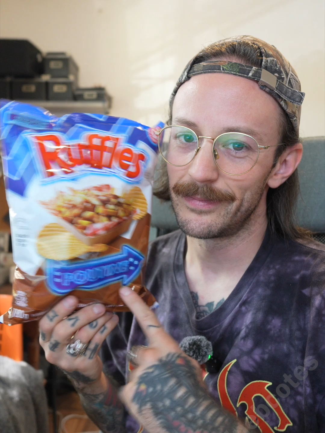 DES CHIPS À LA POUTINE? Test de goût des #Ruffles à la poutine. 😬 #testdegout #humour @rufflescanada (Cette vidéo n'est pas une publicité)