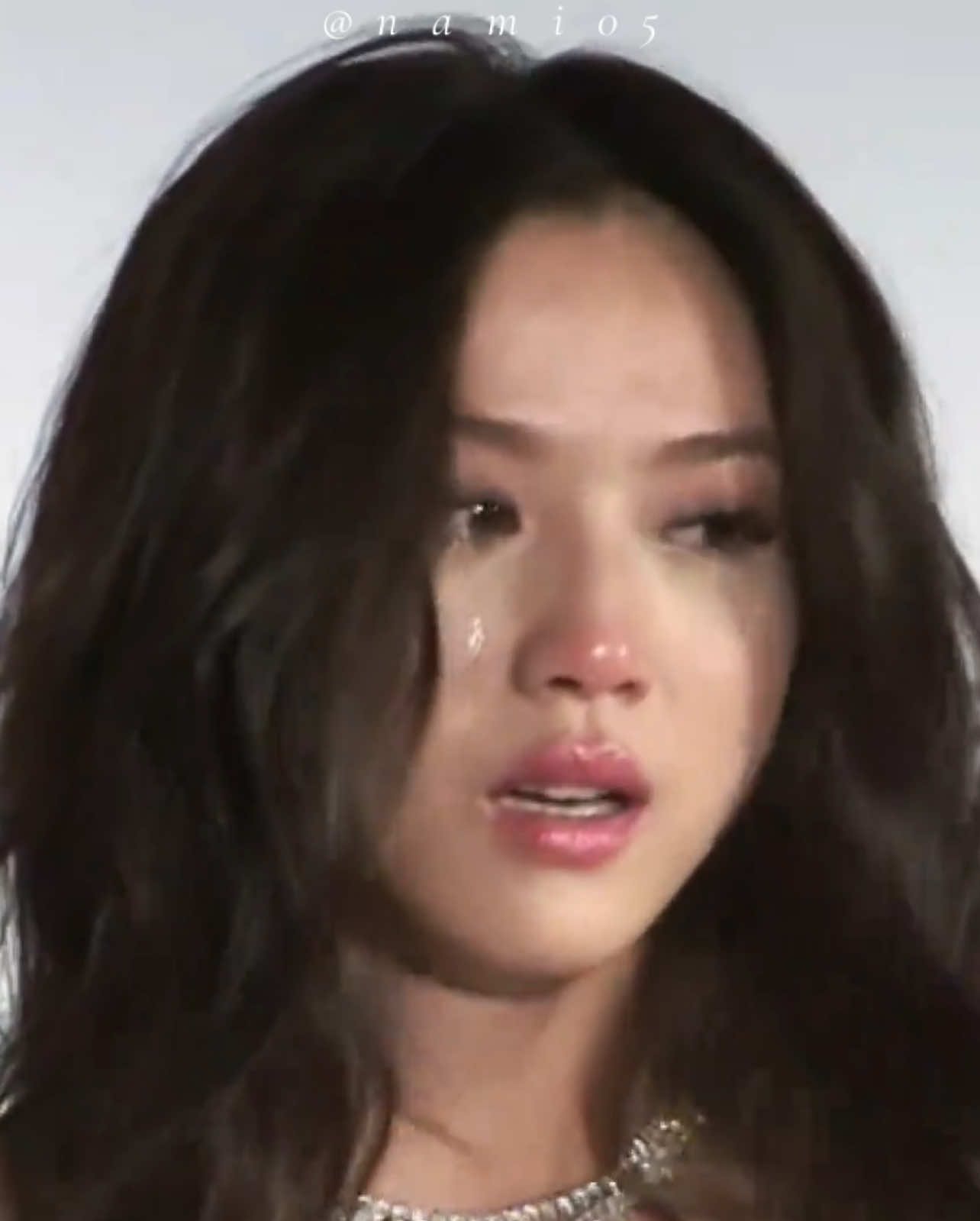 KHOẢNH KHẮC TIÊN NỮ RƠI LỆ. Vào tháng 3 năm 2012, tại một sự kiện từ thiện Thang Duy đã xúc động rơi nước mắt khi nhìn thấy những bức vẽ của trẻ em vùng núi, cô đã khóc đến mức gần như run rẩy. Cô là người đồng tổ chức và khởi động dự án từ thiện vào tháng 5 để lắp đặt thiết bị nước uống và nước nóng cho các vùng núi nhằm cải thiện điều kiện sống và giáo dục. Vào tháng 7 cùng năm Thang Duy đích thân đến các vùng núi để xúc bùn và dọn dẹp cùng với dân làng. #thangduy #tangwei #viral #汤唯 #cbiz 