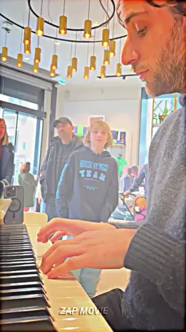 This boy wanted to sing Dernière danse with us..😱 Singer : @loan.thevoicekids10 Violin by @Florian Leonhard Fine Violins #dernieredanse #indila #violincover #violin #livemusic  