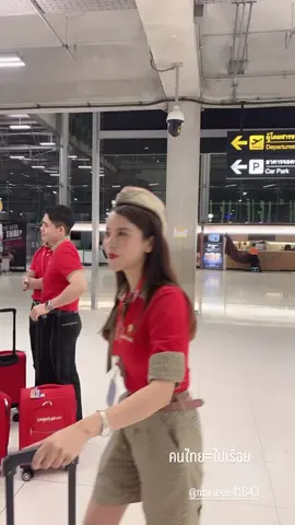 เมื่อแลนด์ลงมาแล้วเจอคนดัง@rickkyhandsomeandcool  #cabincrewlife #thaivietjetair #cabincrew 