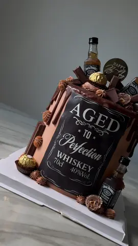 Aged to perfection 🖤 #agedtoperfection #jackdanielscake #cakeformen #cakeideas #cakes 