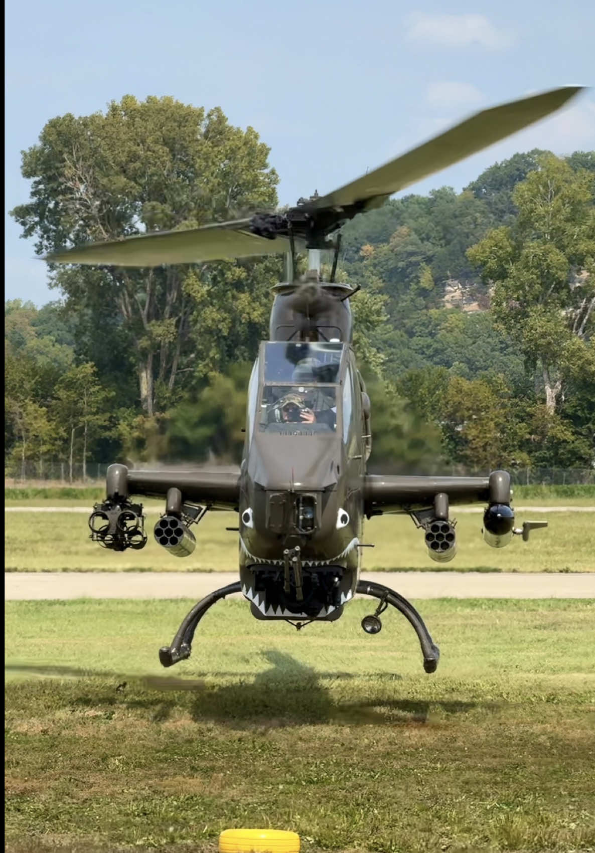 Swooping in to land! Love watching these Cobras in action 🚁 Special thanks to Alexis Noel and the @Gateway AAHF for the amazing opportunity to film their helicopters!  #cobra #bellhelicopter #warbird #avgeek #sportys 