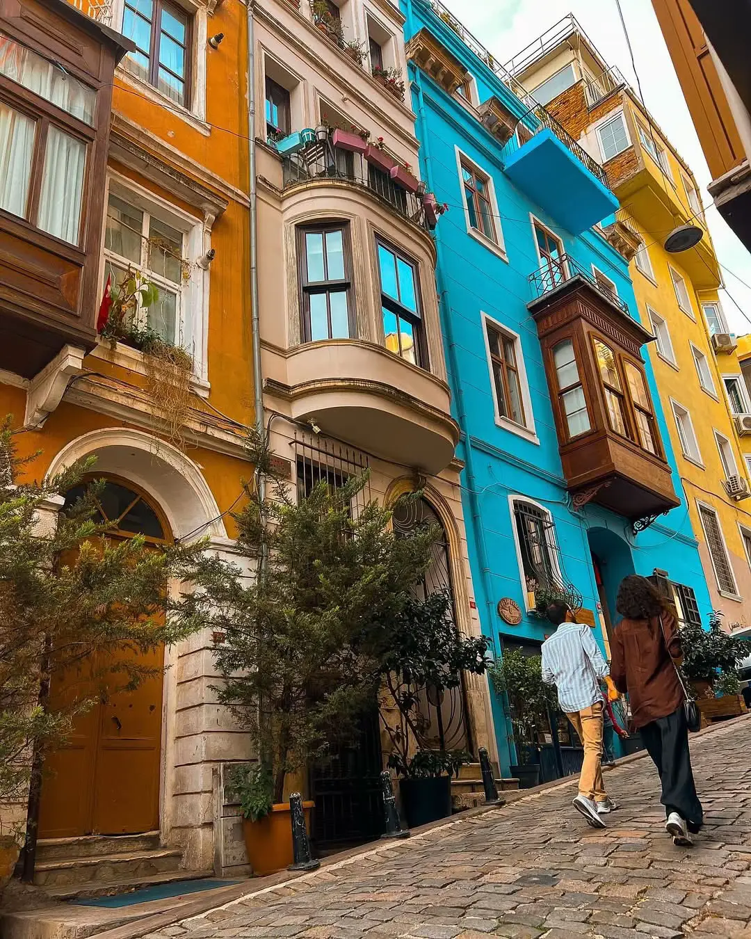Beyoğlu’nun En Güzel Sokağında Sonbahar Yürüyüşü🍁🍂 İyi akşamlar😍 Sizleri bu akşam Beyoğlu’nun en güzel caddesi Serdar-ı Ekrem’de bir gezintiye çıkarıyorum.💃 Yürüyüşe 5 numaralı fotoğraftaki Kumbaracı Yokuşu’ndan başlıyoruz. 💃 Buradan Serdar-ı Ekrem Caddesi’ne geçiyoruz.🍂 Serdar-ı Ekrem Caddesi’nin hemen başında eşsiz güzelliği ile Kırım Kilisesi karşılıyor bizi.  Burayı haftanın 7 günü sabah 08.30-17.30 arasında ziyaret edebilirsiniz. 🍂 Caddeyi yukarı doğru çıkmaya devam ediyoruz ve bizi 6 numaralı fotoğraftaki Seraskerci Çıkmazı karşılıyor. Bu sokak çok güzel değil mi😍 Hemen bir kaç kare çekip tekrar caddeye dönüp Galata’ya doğru yürümeye devam ediyoruz. 💃 Bu sefer bizi 1894 yılında yapılan, İtalyan mimari tarzına sahip Doğan Apartmanı karşılıyor. Bu harika yapı önünde fotoğraf çekilip, cadde sonunda Galata ile buluşuyoruz.🫠  Galata’ya bir gün de böyle çıkmak isterseniz, bu gönderiyi kaydetmeyi ve birlikte gitmek istediğiniz kişiye göndermeyi unutmayın . 🍂 #istanbuldayasam #istanbulsokakları #anlatistanbul #seyahatblog #gezilecekyerler   