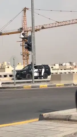 رجل أمن سعودي عندما حان وقت صلاة الظهر نزل من دوريته وترك المكيف وفرش سجادته على الرصيف وأدى الصلاه‬⁩ المفروضة في وقتها  تحت لهيب الشمس ودرجة حرارة تقارب 50 . #السعودية #الرياض #الاسلام #الامن #أخبار_السعودية 