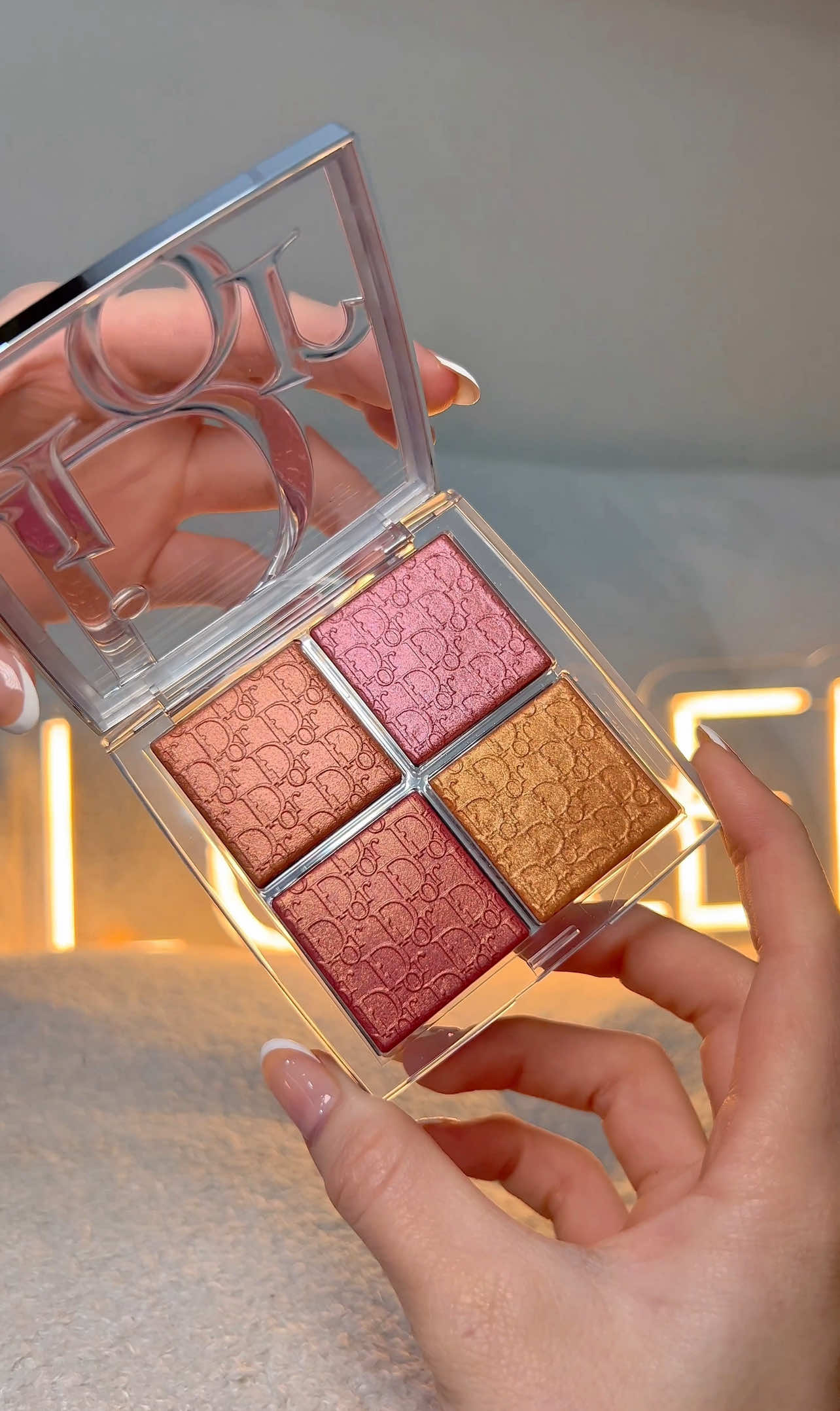 DIOR 💌 Backstage Glow Maximizer Face Palette • Tono: 005 Sunlit Amber Glow - a harmony of copper and radiant shades 📍Costa Rica #diorbeauty #diormakeup #diorbackstageglowpalette #diorsunlitamberglow #costarica #makeup #beauty #lumelu 