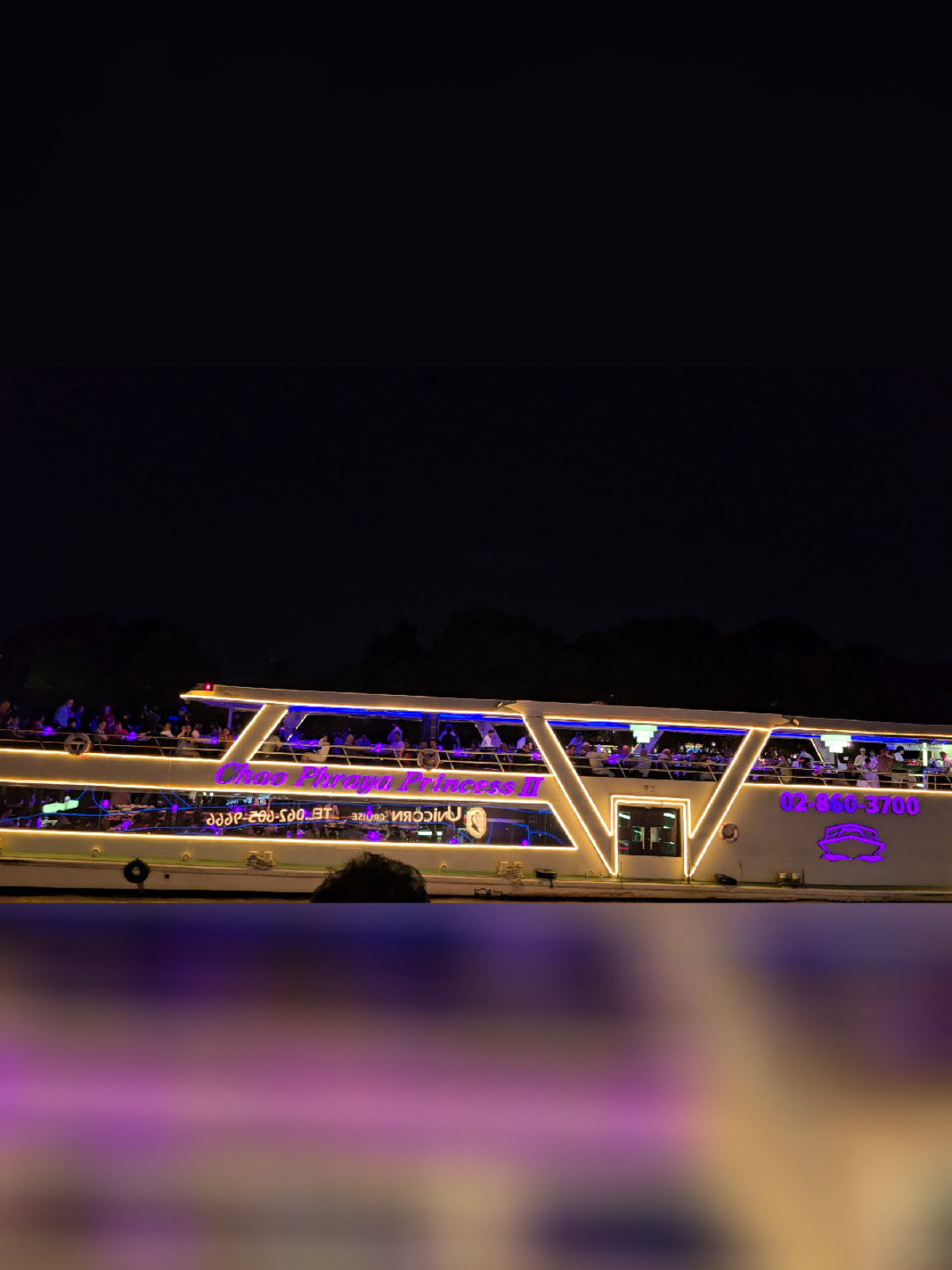 ✨🇹🇭🌊 Hast du schon einmal davon geträumt, über einen der schönsten Flüsse der Welt zu gleiten 🌙🚤🌃 Der Chao Phraya in Thailand… ein Fluss voller Leben und Geschichte 💫🏯🌉 Hier erlebst du den Wat Arun, der nachts hell erstrahlt 🏮🛕🌟 Die funkelnden Lichter des Grand Palace spiegeln sich im Wasser ✨🏰🌌 Und die romantische Stimmung von Bangkok bei Nacht ist unvergleichlich 💕🌃🌙 Das sanfte Plätschern der Wellen 🎶🌊🚤 Der warme Abendwind, der durch die Haare weht 🌬️🍃😊 Dazu ein köstliches Thai Dinner an Deck 🍲🥂🍤 Wenn du Magie spüren willst, die du nie vergisst ❤️🇹🇭🌟 Dann musst du eine Fahrt auf dem Chao Phraya erleben und wirst Thailand noch mehr lieben 🌊✨🌃 #fpy #ChaoPhraya #Bangkok #Thailand  #travel 
