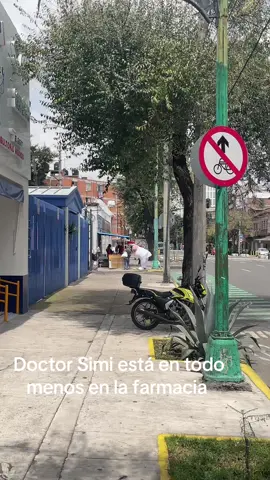 El doctor Simi está en todo menos en la farmacia 