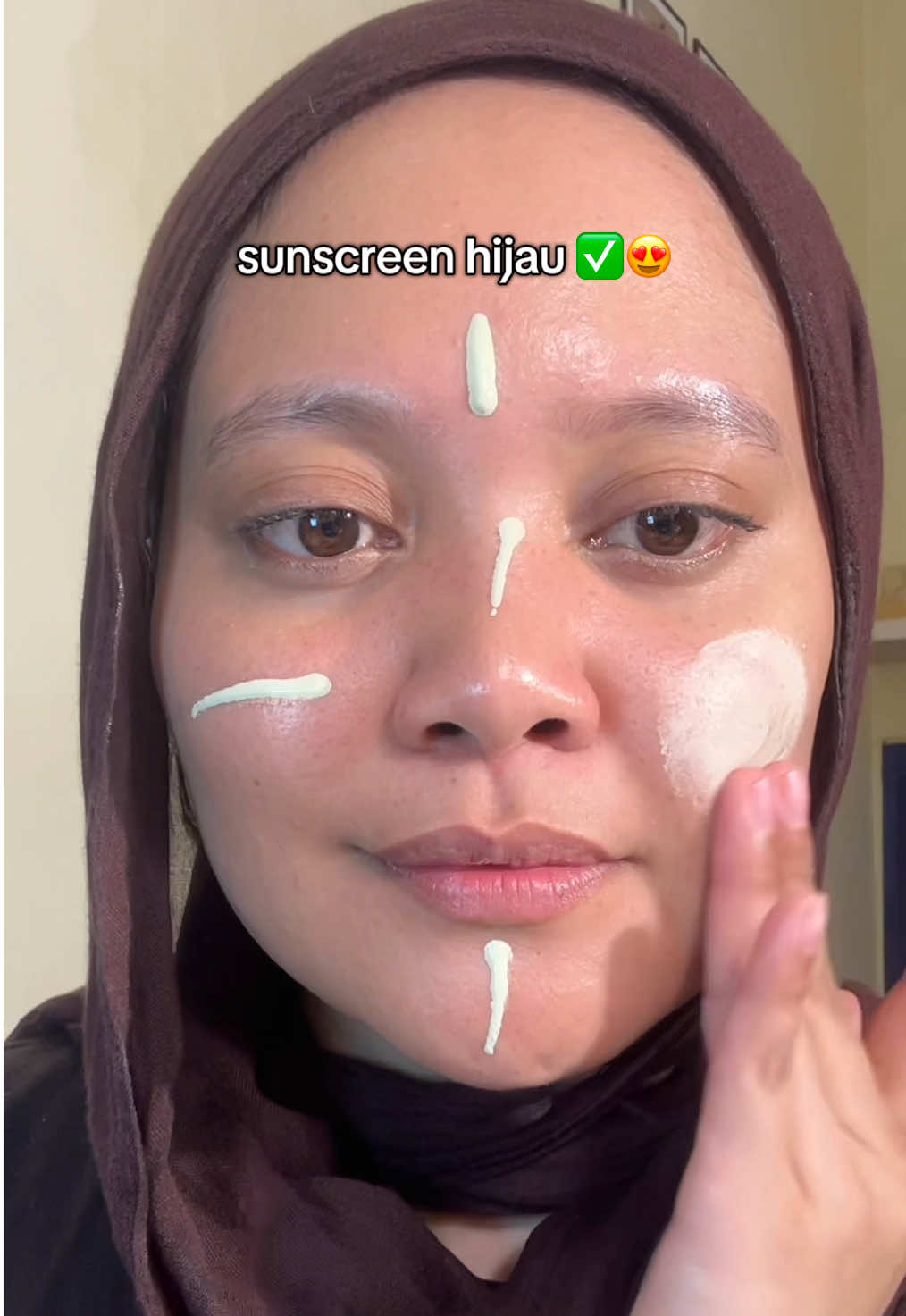 sunscreen tapi ijoo bisa jadi primer jg sih ini 🥺💚 #fyppppppppppppppppppppppp #acnaway #CapCut #foryoupage 