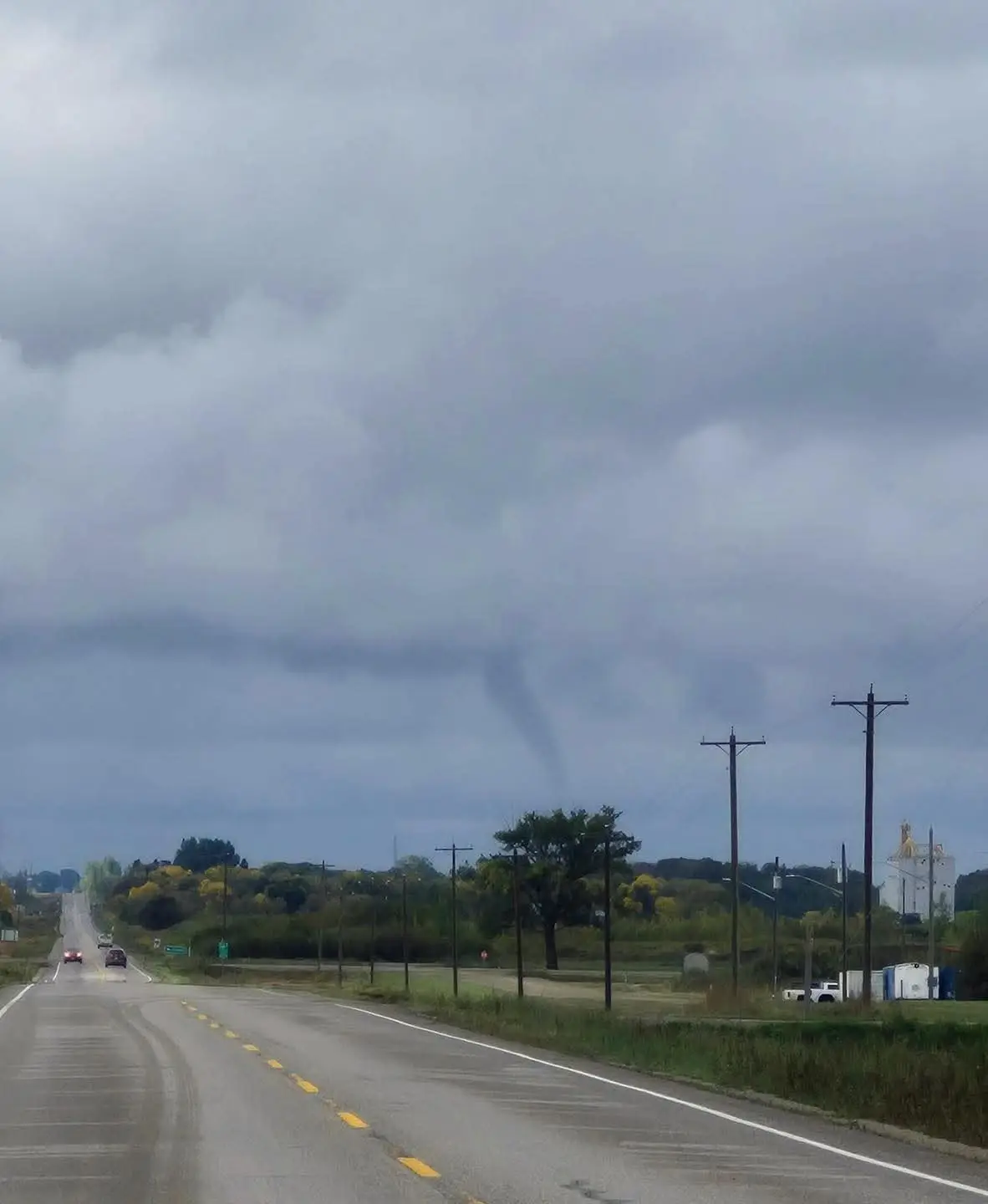 This Funnel Cloud was spotted a short time ago West of Virden by Mike Hunter. He sent it into our Storm Reports Facebook Group… 👀 🌪️  Keep your eyes to the sky today across Southwestern Manitoba!  There’s a very slim chance that one of these touch down today and become a weak  Landspout tornado as well.  #​MBStorm #​MBwx #​Virden #​Manitoba  #​FunnelCloud  -