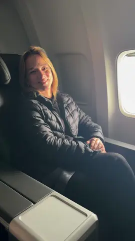 Para todas las que me han preguntado por mi rutina cuando viajo, aquí les grabé las que uso en el avión, porque sí, también debemos cuidar nuestra carita mientras estamos en las alturas 😊  Todos mis productos son de @carelikausa 