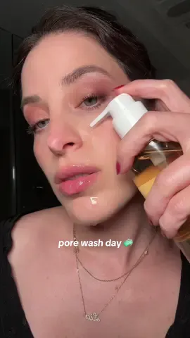 Wait whaaaat?!! This really works.  @Albina #koreanskincare #oilcleanser #doublecleansingroutine #centellaasiatica #porewashday 