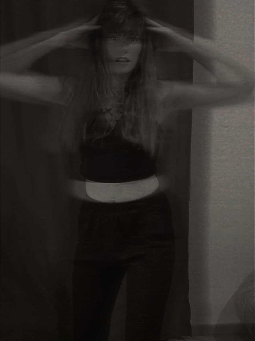 Ma danse est une arme ⚔️ Chaque pas perce le silence 🌑 Chaque geste tranche l’air 🗡️ Elle ne caresse pas, elle percute, elle brûle 🔥 C’est une transe 🌀 Un feu qui dévore 🔥 Un impact qui reste💣 #danse #shine #vibes #BadassEnergy #force 