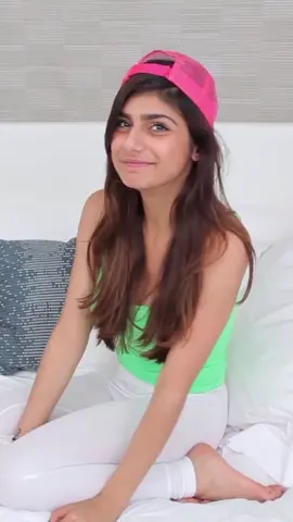 Meu chapéu, minhas regras. Um chapéu pode esconder o cabelo, mas nunca um olhar malicioso. 🔥 Qual a sua legenda para esse vídeo ? Me conta nos comentários! 👇 #MiaKhalifa #MischievousLook #Hat