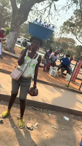 Não diz Vera Deus te abençoe, se puderes assim que cruzares por uma mamã Zugueira dá-lhe um abraço da-lhe o teu amor e faça-a sorrir!