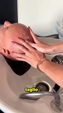 Quest’uomo è andato a tagliarsi un solo capello dal parrucchiere 😲 #viral  #perte  #fyp 
