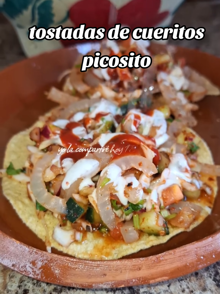 Botanas mexicanas Tostadas de cueritos en chiles tatemados  #botanasmexicanas #recetasfaciles #tostadas  se ve poca botana por el ángulo de la cámara pero es suficiente botana.