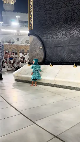 Luckiest baby on earth 💕 she kissed Khabba, and the shurta is looking at her like she’s the most precious gem #khaba #masjidilharam 