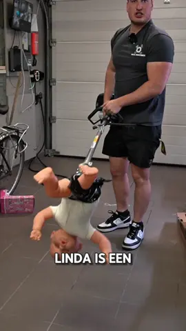Linda is een bosmaaier! 😂 Op youtube de volledige video link in bio 🧐 #linda #jordentheninja #fyp #humor 